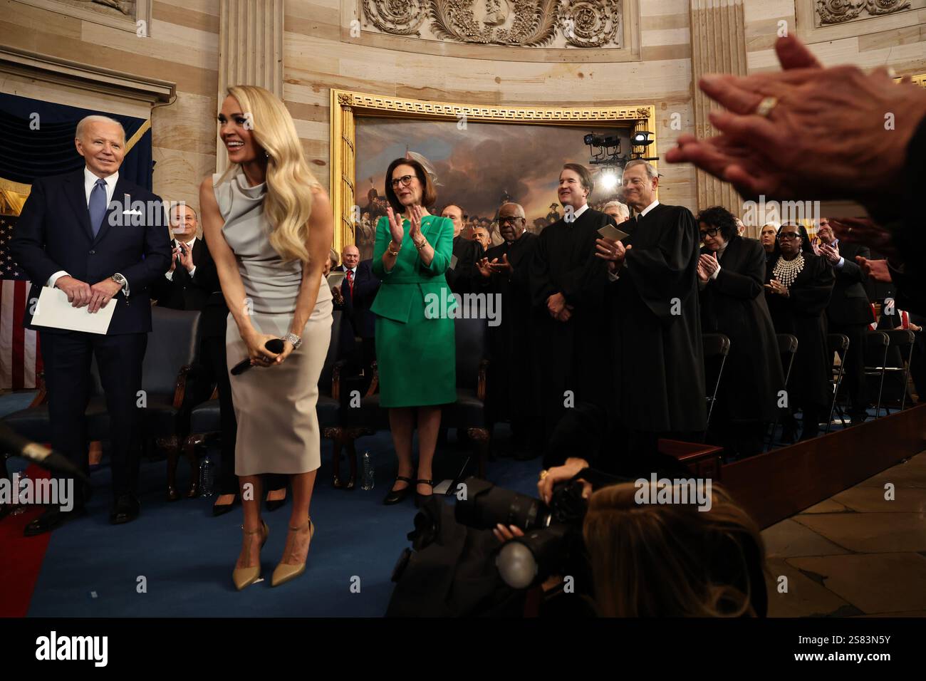 Washington, DC, USA. Januar 2025. WASHINGTON, DC – 20. JANUAR: Die Country-Musikkünstlerin Carrie Underwood reagiert auf ihre Auftritte während der Einweihungszeremonien in der Rotunde des US-Kapitols am 20. Januar 2025 in Washington, DC. Donald Trump übernimmt sein Amt für seine zweite Amtszeit als 47. Präsident der Vereinigten Staaten. (Foto: Chip Somodevilla/Pool/SIPA USA) Credit: SIPA US/Alamy Live News Stockfoto