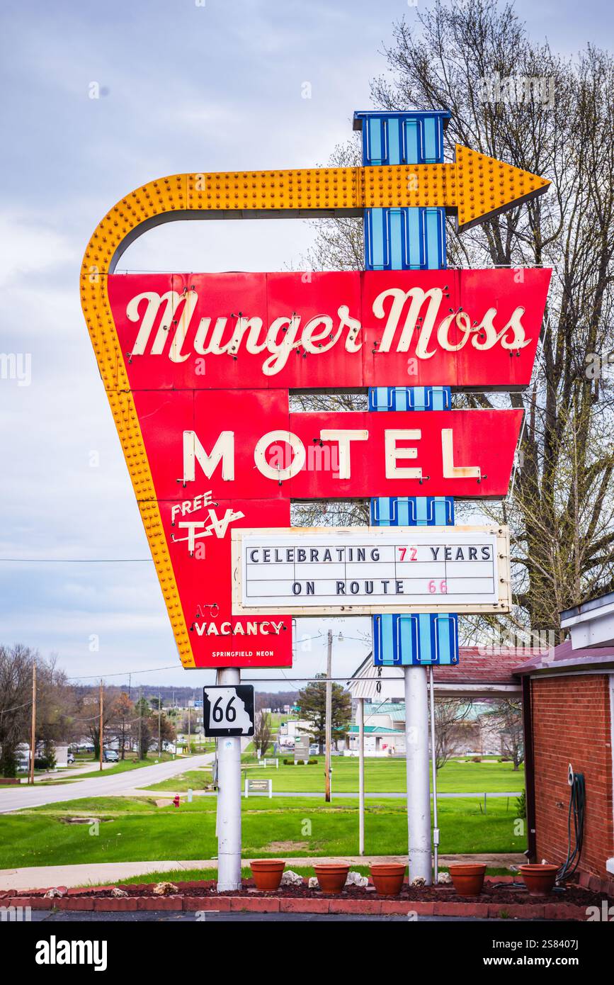 Libanon, MO USA - 23. April 2018: Das Munger Moss Motel ist ein historisches Motel an der Route 66 mit einem legendären Neonschild. Stockfoto