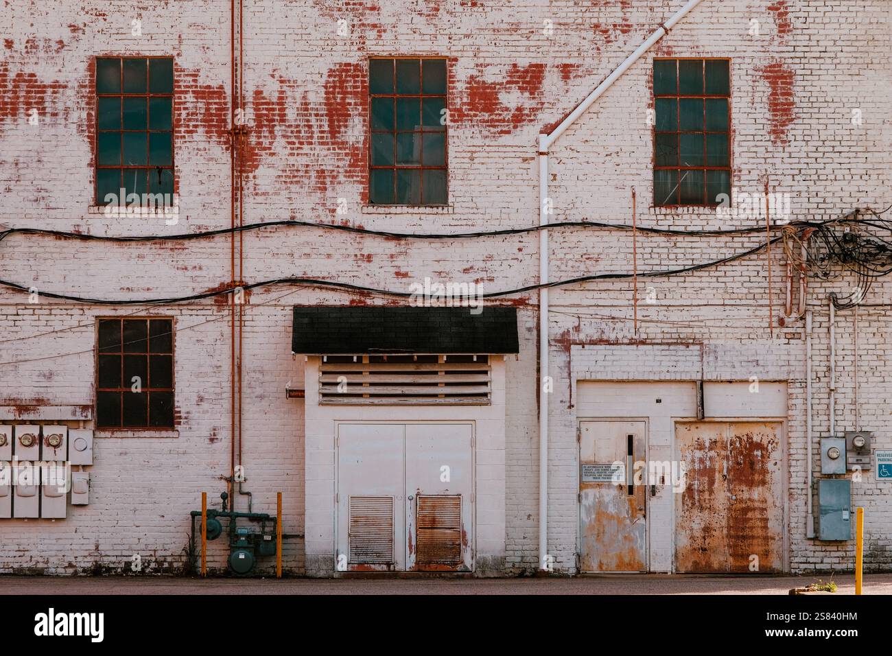 Alte Industriebausteinfassade mit viel Verschleiß Stockfoto