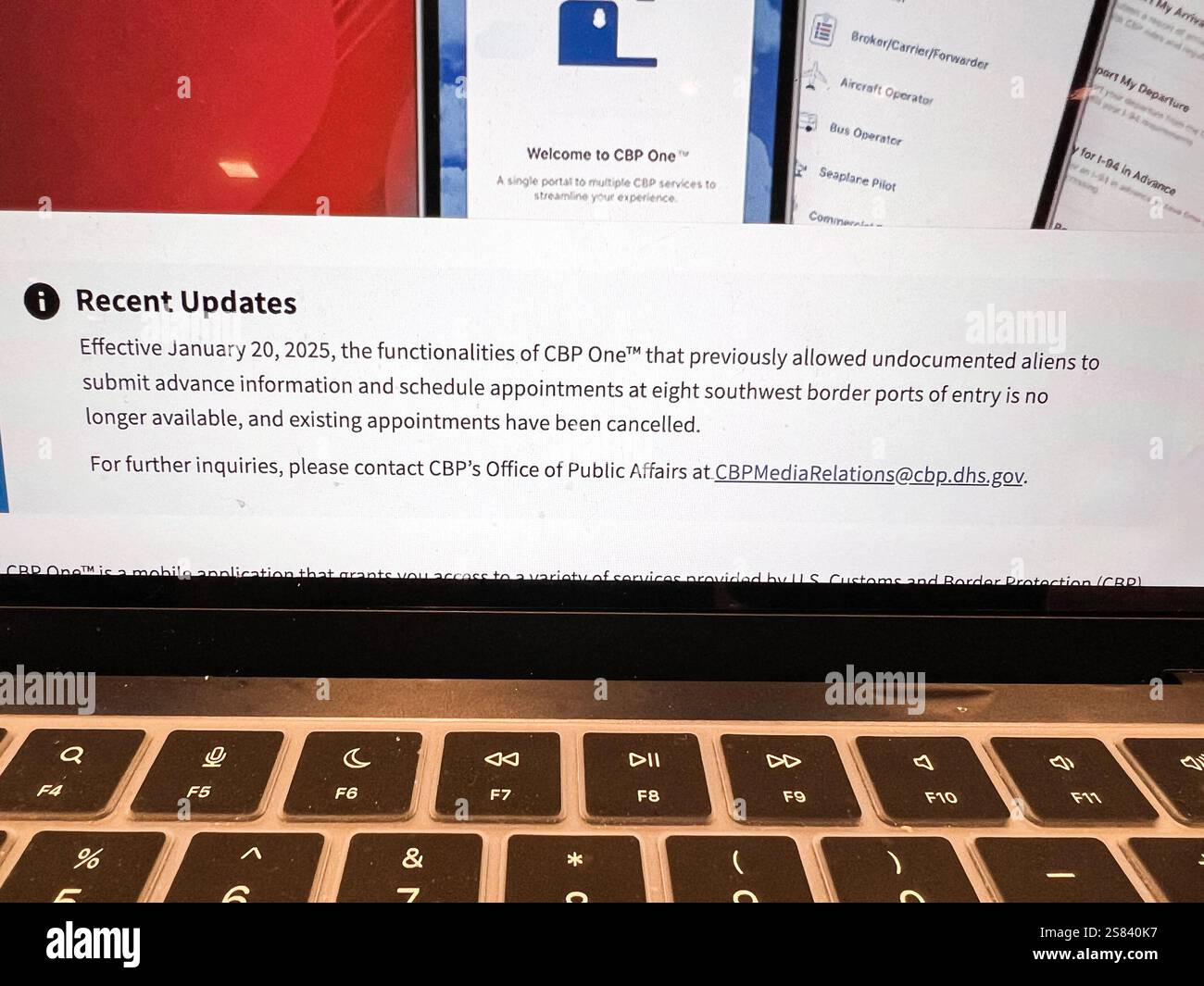 New York, Washington, USA. Januar 2025. Auf der Website des Zoll- und Grenzschutzes (CBP) wird ein Update angezeigt, dass die CBP One-App am 20. Januar 2025 nicht mehr verfügbar war. Präsident Donald Trump hat am Tag seiner Amtseinführung die mobile App abgeschnitten, die es Migranten erlaubte, legal als Asylbewerber in die USA einzureisen. Die App CBP One wurde unter der Bidener-Regierung eingerichtet, um Menschen, die die Südwestgrenze illegal überschreiten, zu verhindern, Asyl zu beantragen. (Foto: Samuel Rigelhaupt/SIPA USA) Credit: SIPA USA/Alamy Live News Stockfoto