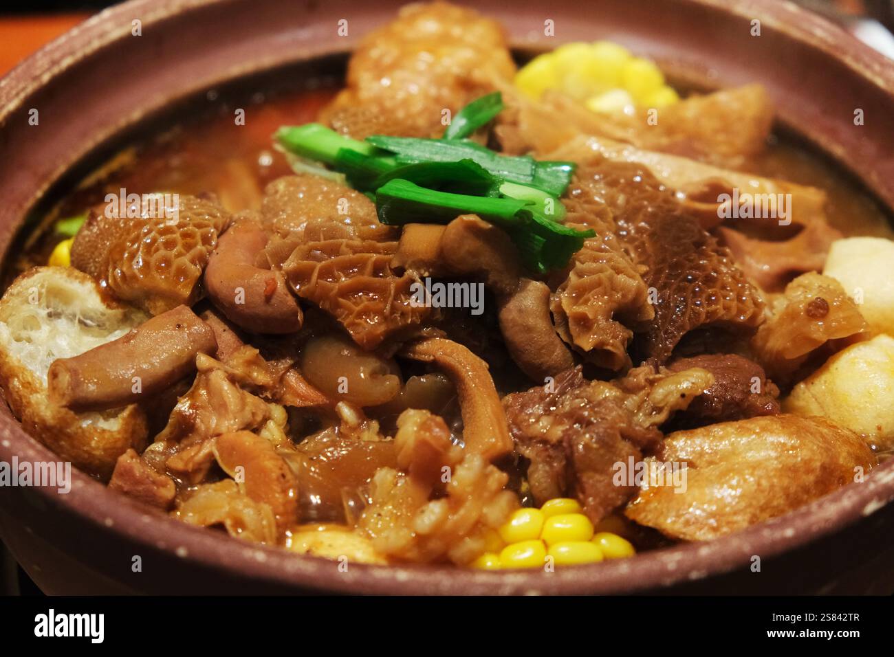 Ngau Zap Hot Pot. Kantonesische Speisen aus Rindfleisch-Eingeweide Stockfoto
