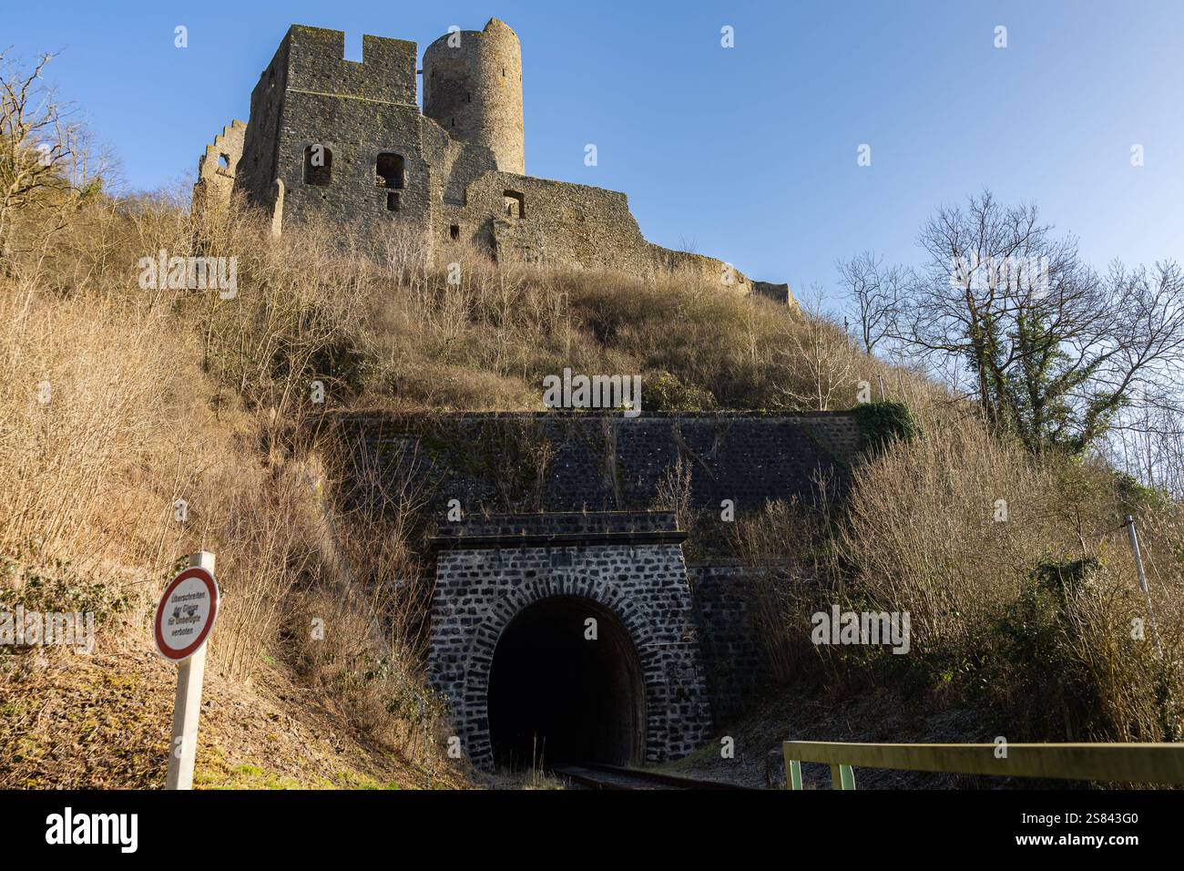 Monreal im Winter der Ort Monreal an der Elz im Kreis Mayen Koblenz mit seinem historischen Ortskern unterhalb der Löwenburg. Monreal Rheinland-Pfalz Deutschland *** Monreal im Winter das Dorf Monreal an der Elz im Landkreis Mayen Koblenz mit seinem historischen Ortskern unterhalb der Löwenburg Monreal Rheinland-Pfalz Deutschland Copyright: XBonn.digitalx/xMarcxJohnx Stockfoto