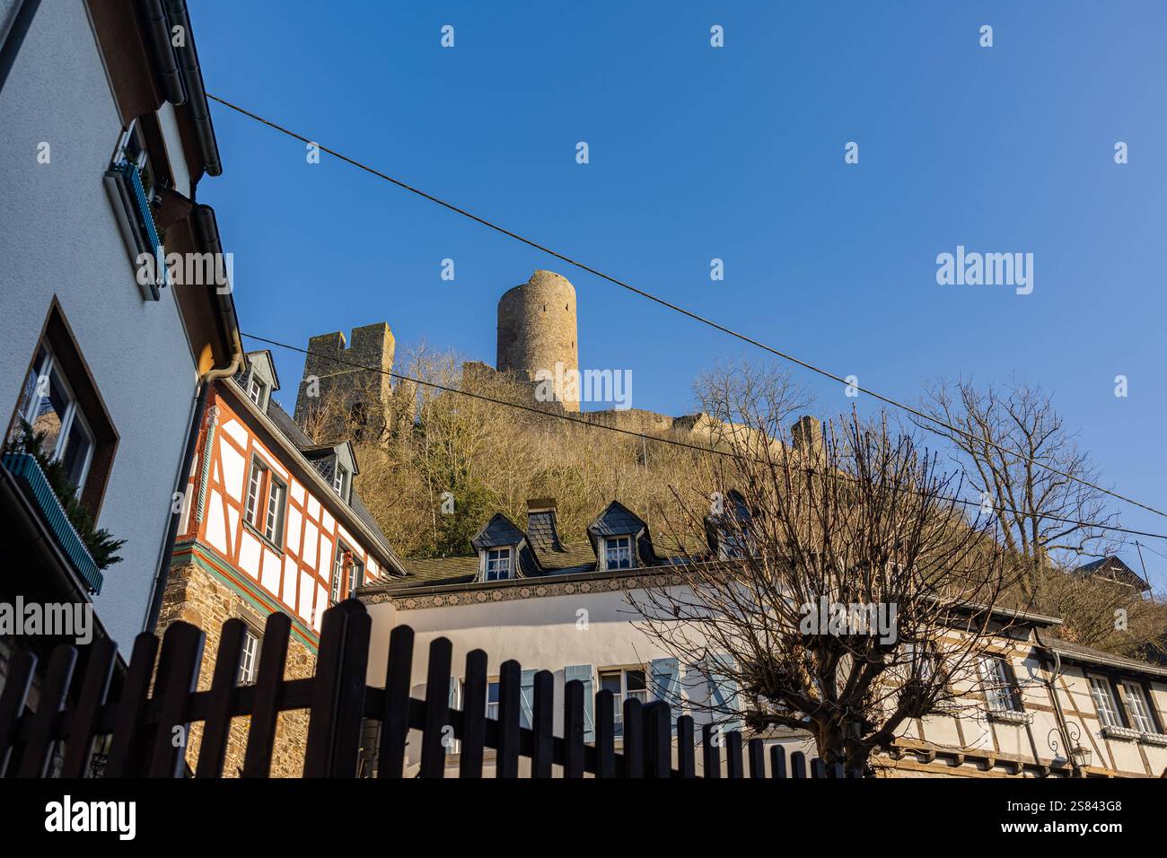 Monreal im Winter der Ort Monreal an der Elz im Kreis Mayen Koblenz mit seinem historischen Ortskern unterhalb der Löwenburg. Monreal Rheinland-Pfalz Deutschland *** Monreal im Winter das Dorf Monreal an der Elz im Landkreis Mayen Koblenz mit seinem historischen Ortskern unterhalb der Löwenburg Monreal Rheinland-Pfalz Deutschland Copyright: XBonn.digitalx/xMarcxJohnx Stockfoto