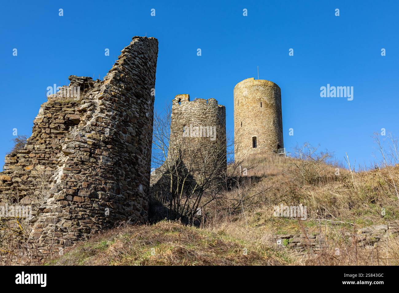 Monreal im Winter der Ort Monreal an der Elz im Kreis Mayen Koblenz mit seinem historischen Ortskern unterhalb der Löwenburg. Monreal Rheinland-Pfalz Deutschland *** Monreal im Winter das Dorf Monreal an der Elz im Landkreis Mayen Koblenz mit seinem historischen Ortskern unterhalb der Löwenburg Monreal Rheinland-Pfalz Deutschland Copyright: XBonn.digitalx/xMarcxJohnx Stockfoto