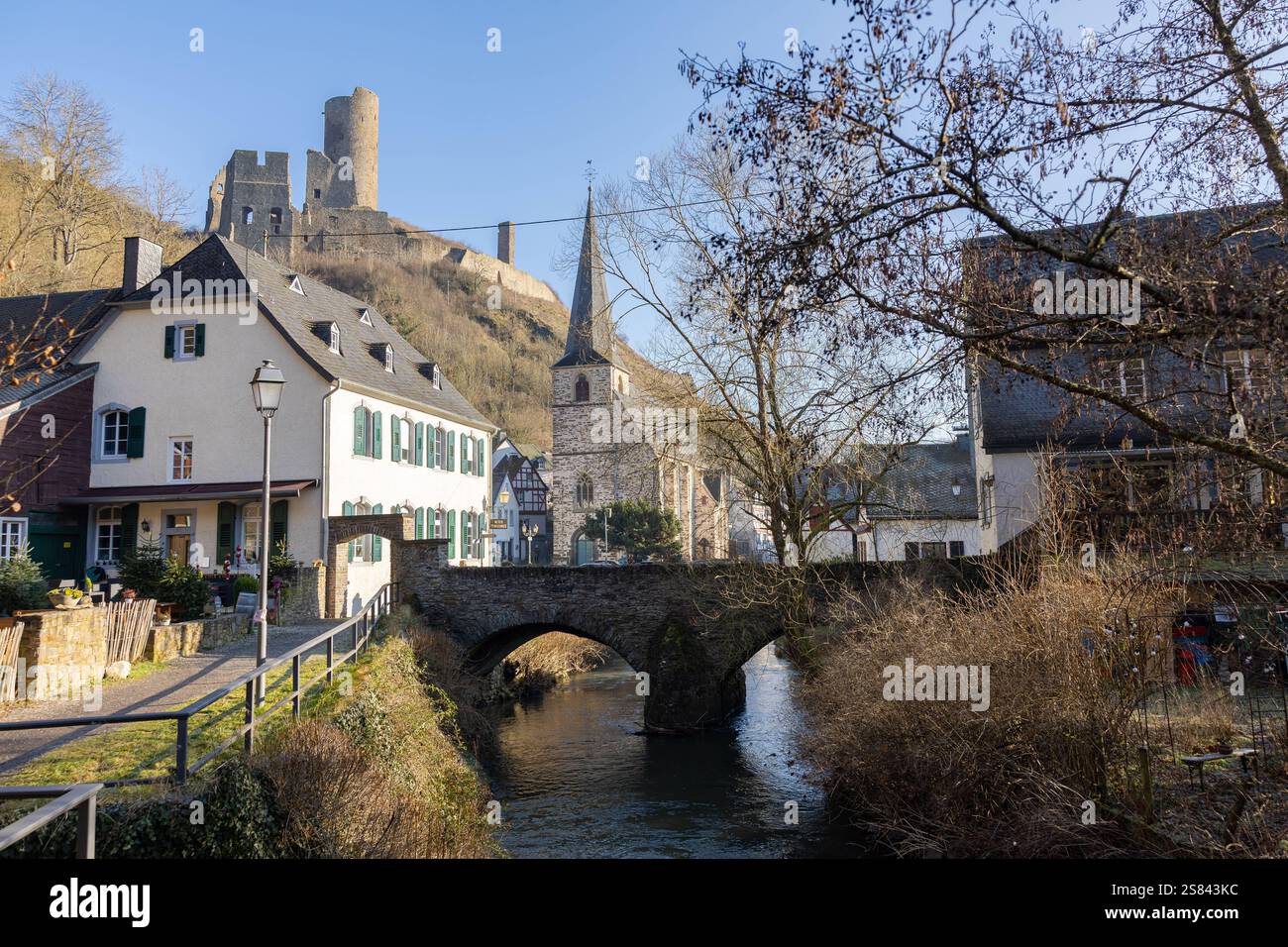 Monreal im Winter der Ort Monreal an der Elz im Kreis Mayen Koblenz mit seinem historischen Ortskern unterhalb der Löwenburg. Monreal Rheinland-Pfalz Deutschland *** Monreal im Winter das Dorf Monreal an der Elz im Landkreis Mayen Koblenz mit seinem historischen Ortskern unterhalb der Löwenburg Monreal Rheinland-Pfalz Deutschland Copyright: XBonn.digitalx/xMarcxJohnx Stockfoto
