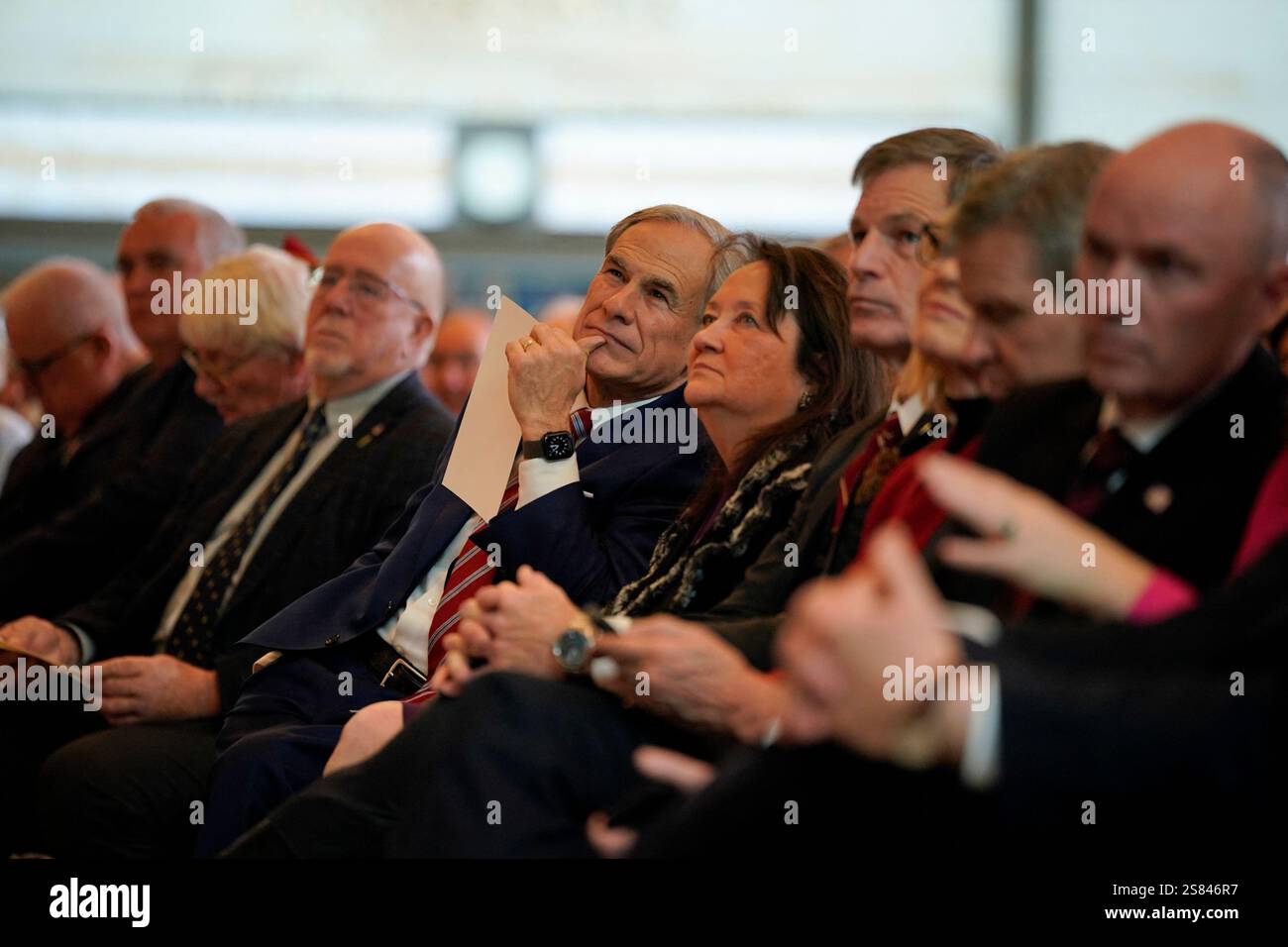 Washington, Usa. Januar 2025. Der Gouverneur von Texas Greg Abbott (R) wird am Montag, den 20. Januar 2025, in einem Überlaufraum für die Einweihungszeremonie des designierten Präsidenten Donald Trump in der Emanzipation Hall des US-Kapitols in Washington, DC, gesehen. Foto: Greg Nash/POOL/ABACAPRESS. COM Credit: Abaca Press/Alamy Live News Stockfoto