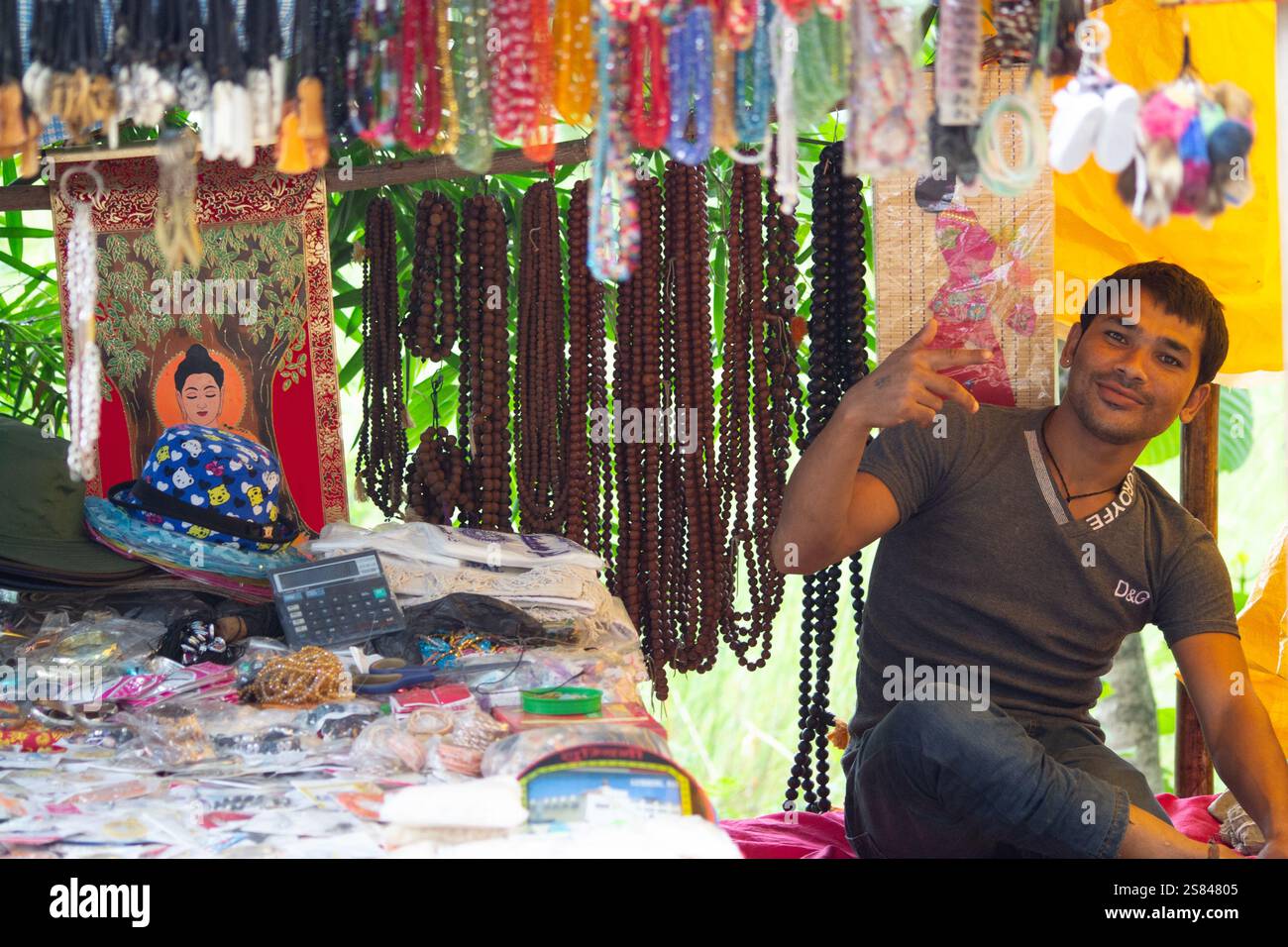 Lumbini, Nepal. Straßenhändler verkauft Gebetsperlen Stockfoto