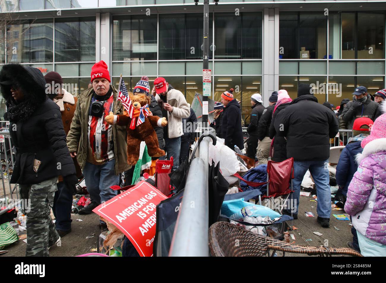 Am Eingang zur Capital One Arena häuften sich Hügel an, da Trump-Anhänger nicht mit ihren Taschen zur Wachparty der Einweihungsfeier einsteigen können. Nach seiner Wahl über den demokratischen Kandidaten Kamala Harris am 5. November wurde Donald Trump am Montag, dem 20. Januar, eingeweiht. Er wurde 47. Präsident der Vereinigten Staaten. Die Einweihungszeremonie fand im US-Kapitol statt, weil es kalt war. Das letzte Mal fand 1985 eine Indoor-Zeremonie statt. (Foto: Apolline Guillerot-Malick/SOPA Images/SIPA USA) Stockfoto