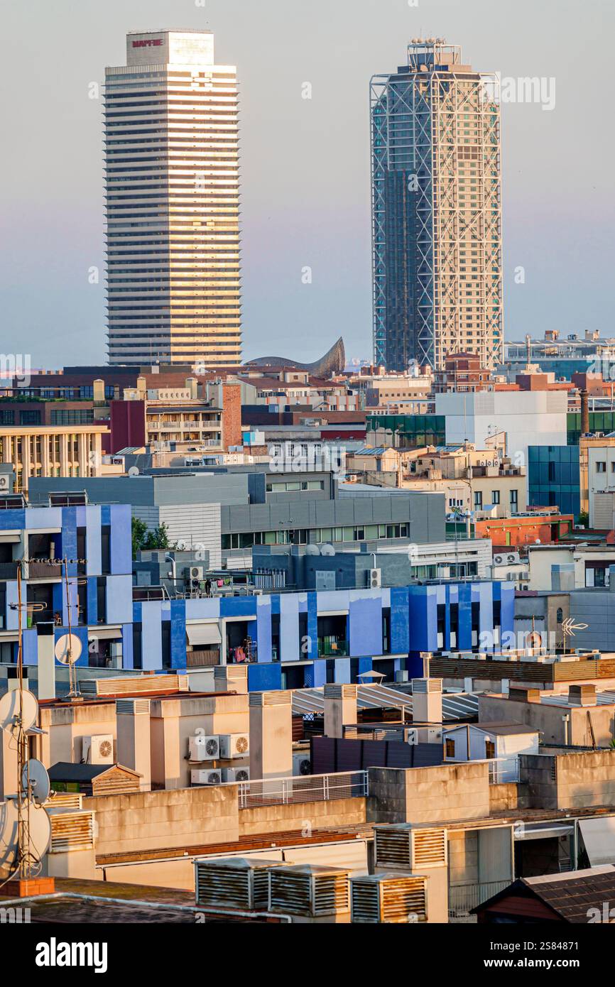 Barcelona Spanien Poblenou, Avinguda Diagonal, Blick von oben, Skyline-Gebäude der Stadt, Dächer, Wohngebäude, Hochhäuser Stockfoto
