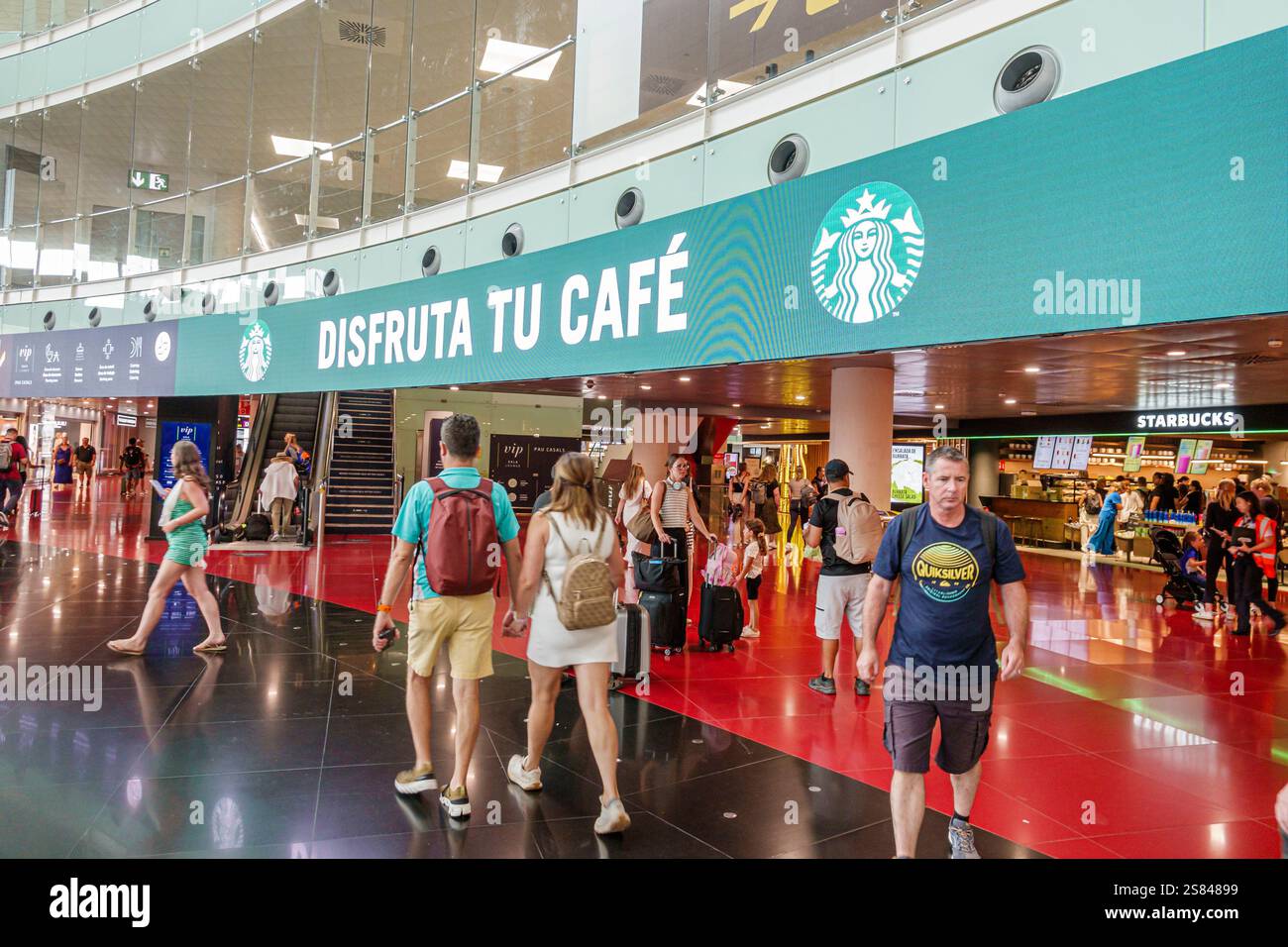Barcelona Spanien, El Prat Josep Tarradellas Barcelona Airport BCN, Terminal 1 Concourse Gate Area, Starbucks Cafe Schild Logo, Passagiere gehen Gepäck, cof Stockfoto