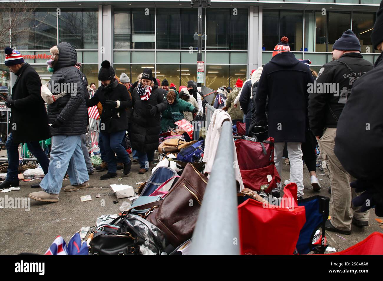 Am Eingang zur Capital One Arena häuften sich Hügel an, da Trump-Anhänger nicht mit ihren Taschen zur Wachparty der Einweihungsfeier einsteigen können. Nach seiner Wahl über den demokratischen Kandidaten Kamala Harris am 5. November wurde Donald Trump am Montag, dem 20. Januar, eingeweiht. Er wurde 47. Präsident der Vereinigten Staaten. Die Einweihungszeremonie fand im US-Kapitol statt, weil es kalt war. Das letzte Mal fand 1985 eine Indoor-Zeremonie statt. (Foto: Apolline Guillerot-Malick/SOPA Images/SIPA USA) Stockfoto