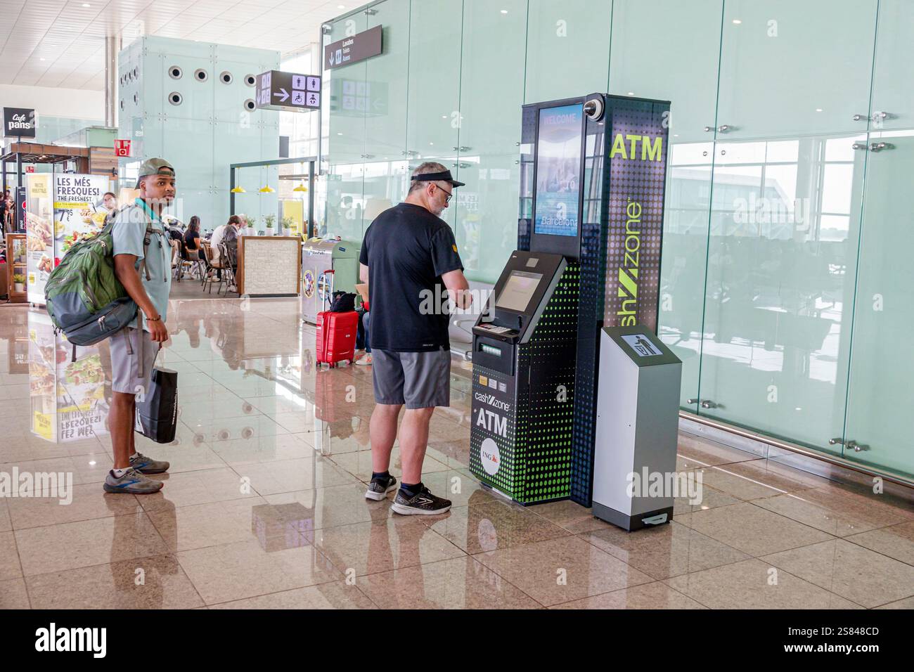 Barcelona Spanien, El Prat Josep Tarradellas Barcelona Airport BCN, Terminal 1 Concourse Gate Area im Inneren, Geldautomat-Warteschlange, Black African mA Stockfoto