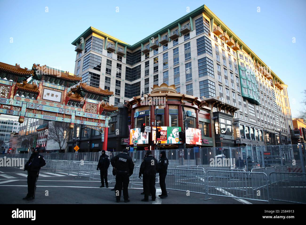 Washington Dc, Usa. Januar 2025. Die Straßen werden von der Polizei rund um die Capitol One Arena blockiert, wo Donald Trumps Eröffnungsparade bevorsteht. Nach seiner Wahl über den demokratischen Kandidaten Kamala Harris am 5. November wurde Donald Trump am Montag, dem 20. Januar, eingeweiht. Er wurde 47. Präsident der Vereinigten Staaten. Die Einweihungszeremonie fand im US-Kapitol statt, aufgrund eines kalten Klimas. Das letzte Mal fand 1985 eine Indoor-Zeremonie statt. Quelle: SOPA Images Limited/Alamy Live News Stockfoto