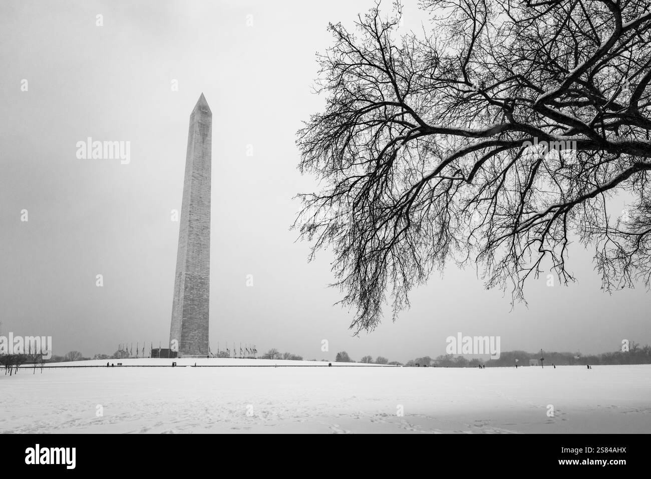 Schwarz-weiß-Foto des Washington Monument Obelisken an einem verschneiten Tag in Washington, D.C. Stockfoto