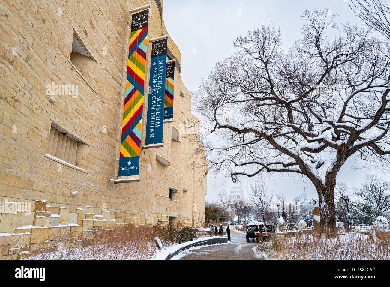 Foto von bunten Bannern im National Museum of the American Indian an einem Wintertag. Stockfoto