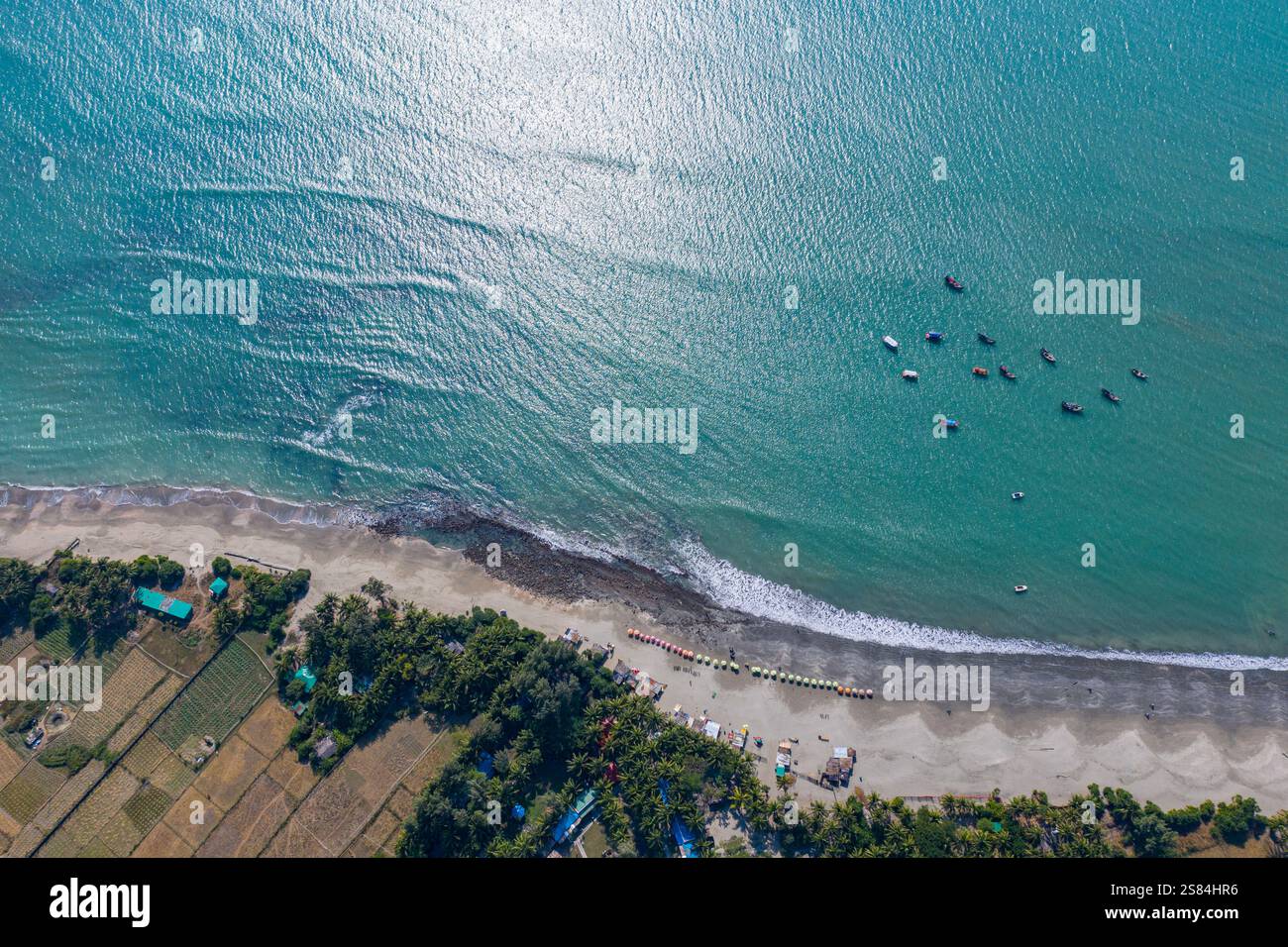 Ein Blick aus der Vogelperspektive auf die Insel Saint Martin, die örtlich als Narikel Jinjira bekannt ist, die einzige Koralleninsel in Bangladesch und ein berühmtes Touristenziel. Standort Stockfoto