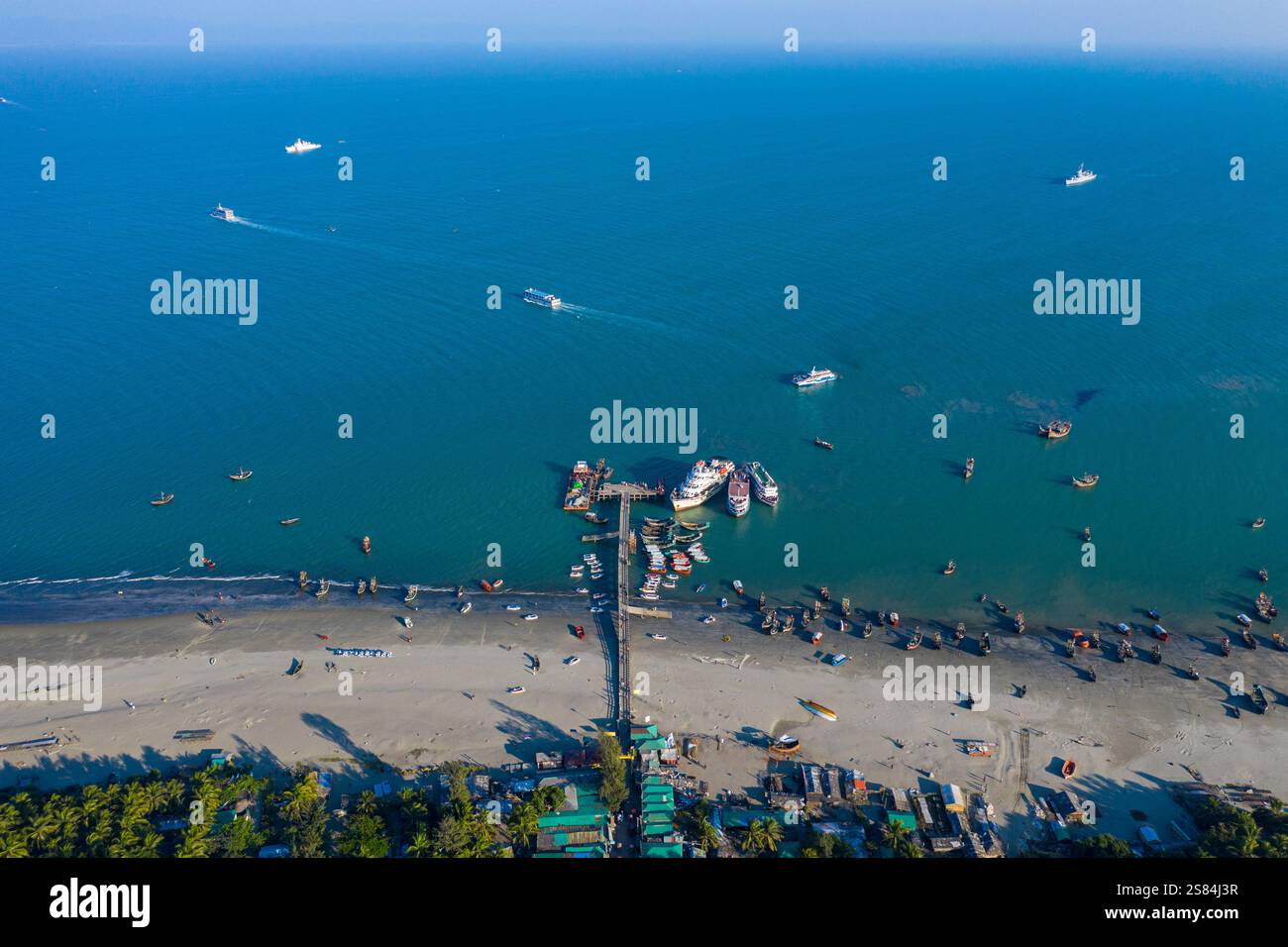Ein Blick aus der Vogelperspektive auf die Insel Saint Martin, die örtlich als Narikel Jinjira bekannt ist, die einzige Koralleninsel in Bangladesch und ein berühmtes Touristenziel. Standort Stockfoto