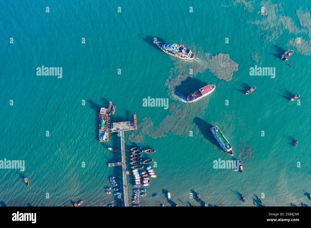 Ein Blick aus der Vogelperspektive auf die Insel Saint Martin, die örtlich als Narikel Jinjira bekannt ist, die einzige Koralleninsel in Bangladesch und ein berühmtes Touristenziel. Standort Stockfoto