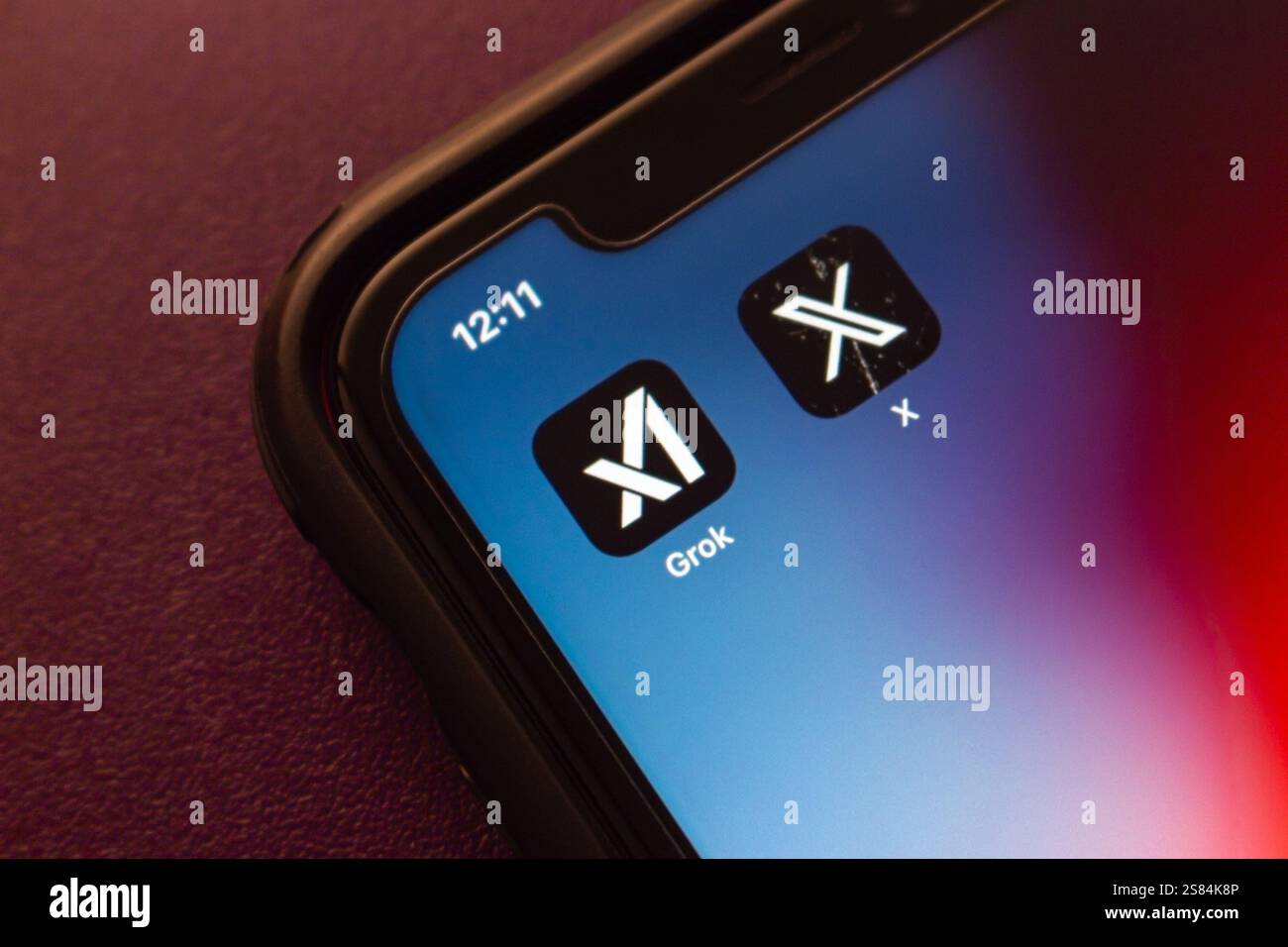 Die Symbole GROK und X werden auf einem iPhone angezeigt. GROK ist ein KI-Chatbot von XAI, der X (Twitter)-Integration bietet und auf X, Web und iOS verfügbar ist. Stockfoto
