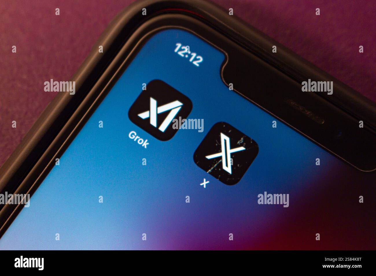 Die Symbole GROK und X werden auf einem iPhone angezeigt. GROK ist ein KI-Chatbot von XAI, der X (Twitter)-Integration bietet und auf X, Web und iOS verfügbar ist. Stockfoto