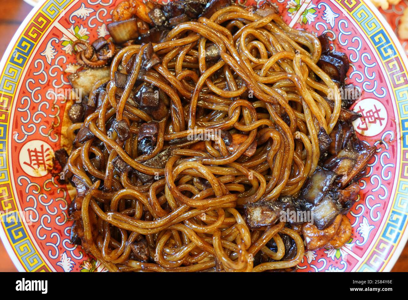 Jjajangmyeon ist ein chinesisches Nudelgericht nach koreanischer Art, das in Korea wegen seines süßen und salzigen Geschmacks beliebt ist Stockfoto