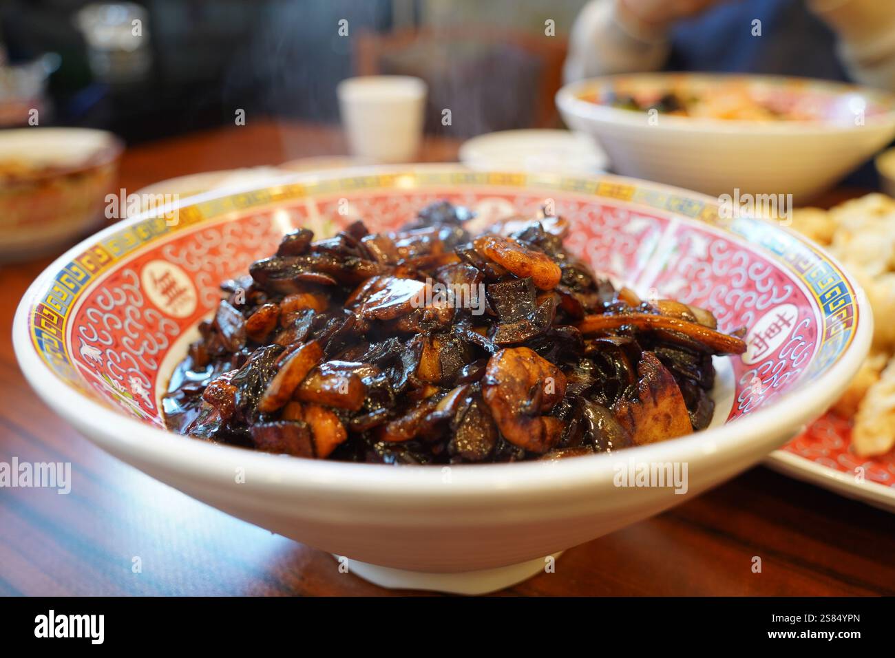 Jjajangmyeon ist ein chinesisches Nudelgericht nach koreanischer Art, das in Korea wegen seines süßen und salzigen Geschmacks beliebt ist Stockfoto