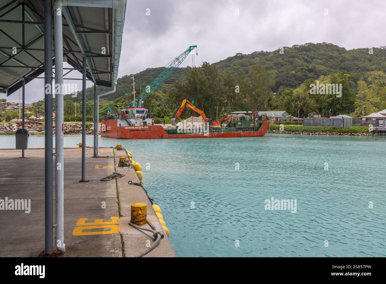 Frachtschiff im Hafen von La Dique auf den Seychellen Stockfoto