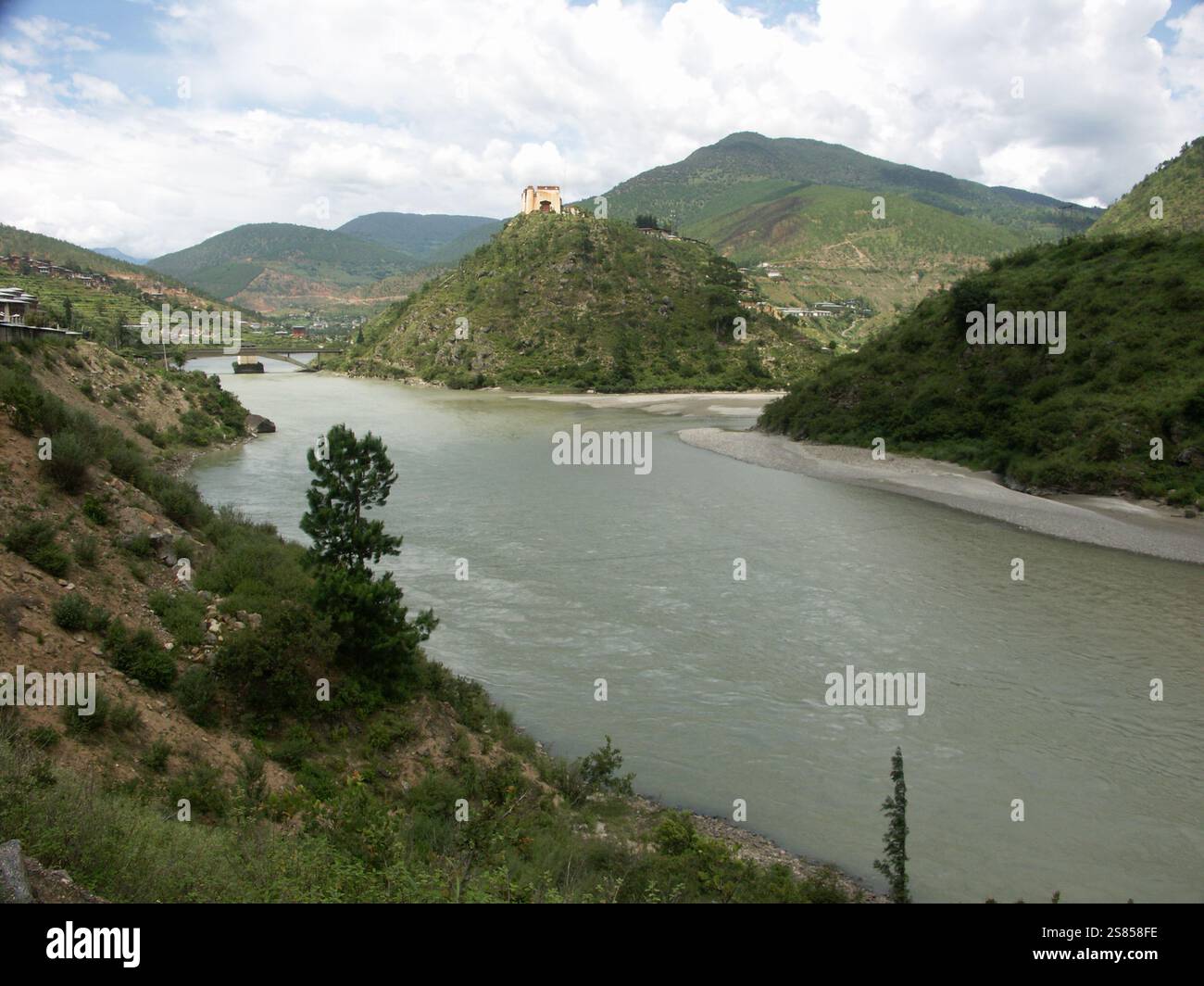 Wangdue Phodrang Dzong am Punatsangchhu Fluss in Bhutan Stockfoto