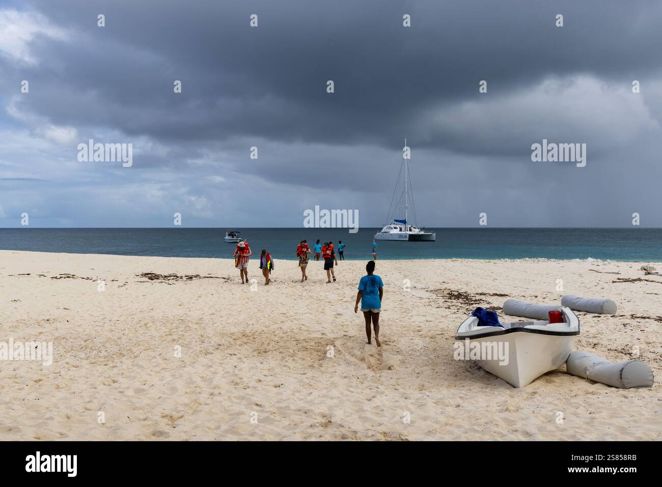 Boote und der Strand von Cousin, Seychellen Stockfoto