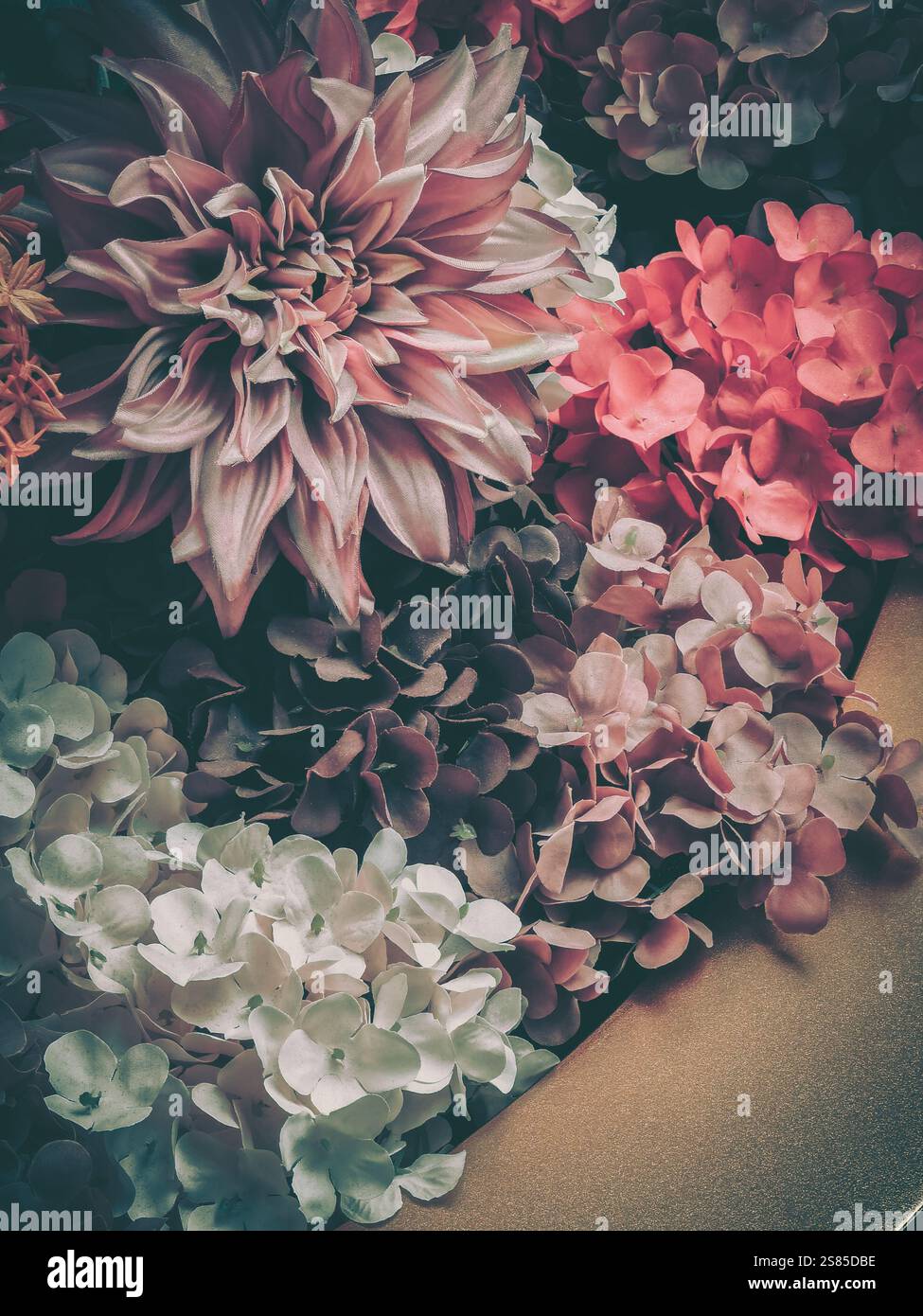 Ein lebhaftes Bouquet von Dahlien und Hortensien in verschiedenen Rosa-, Lila- und Weißtönen. Die kräftigen Farben erinnern an den festlichen Geist des chinesischen Neuen Yea Stockfoto