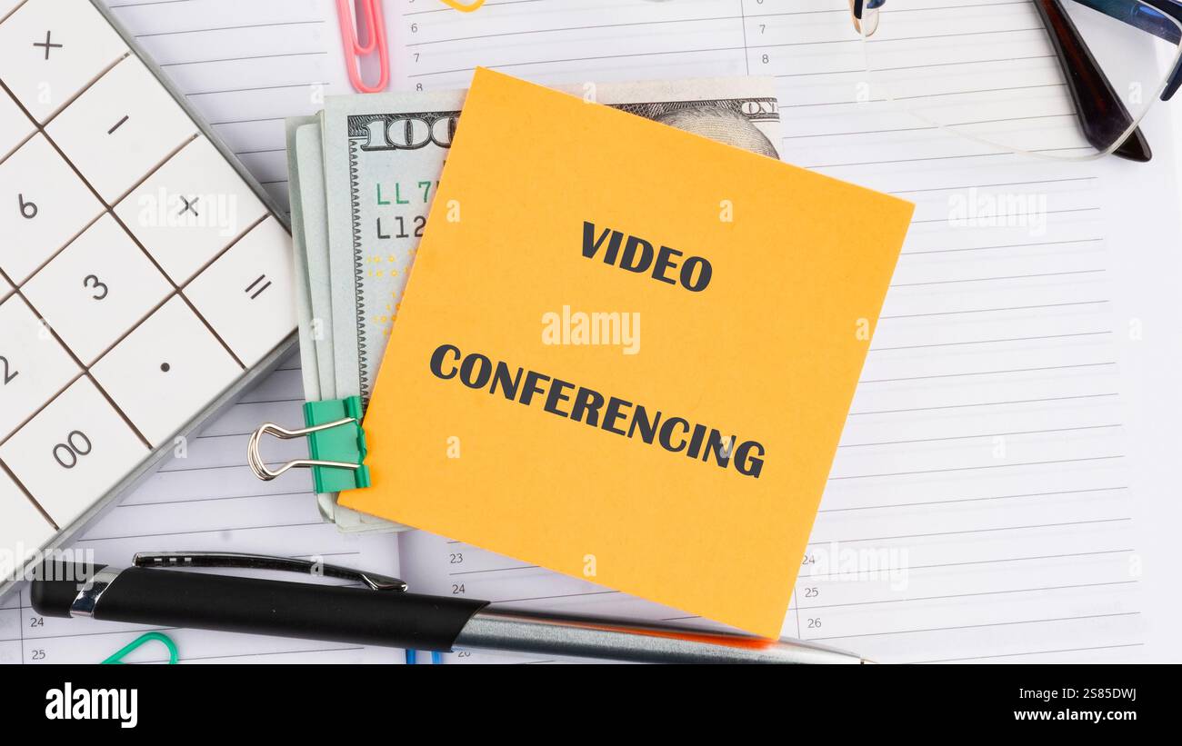 Experten nehmen an einem gemeinsamen virtuellen Meeting Teil, das Videokonferenztechnologie nutzt, um die Kommunikation und Teamarbeit zu verbessern. Stockfoto