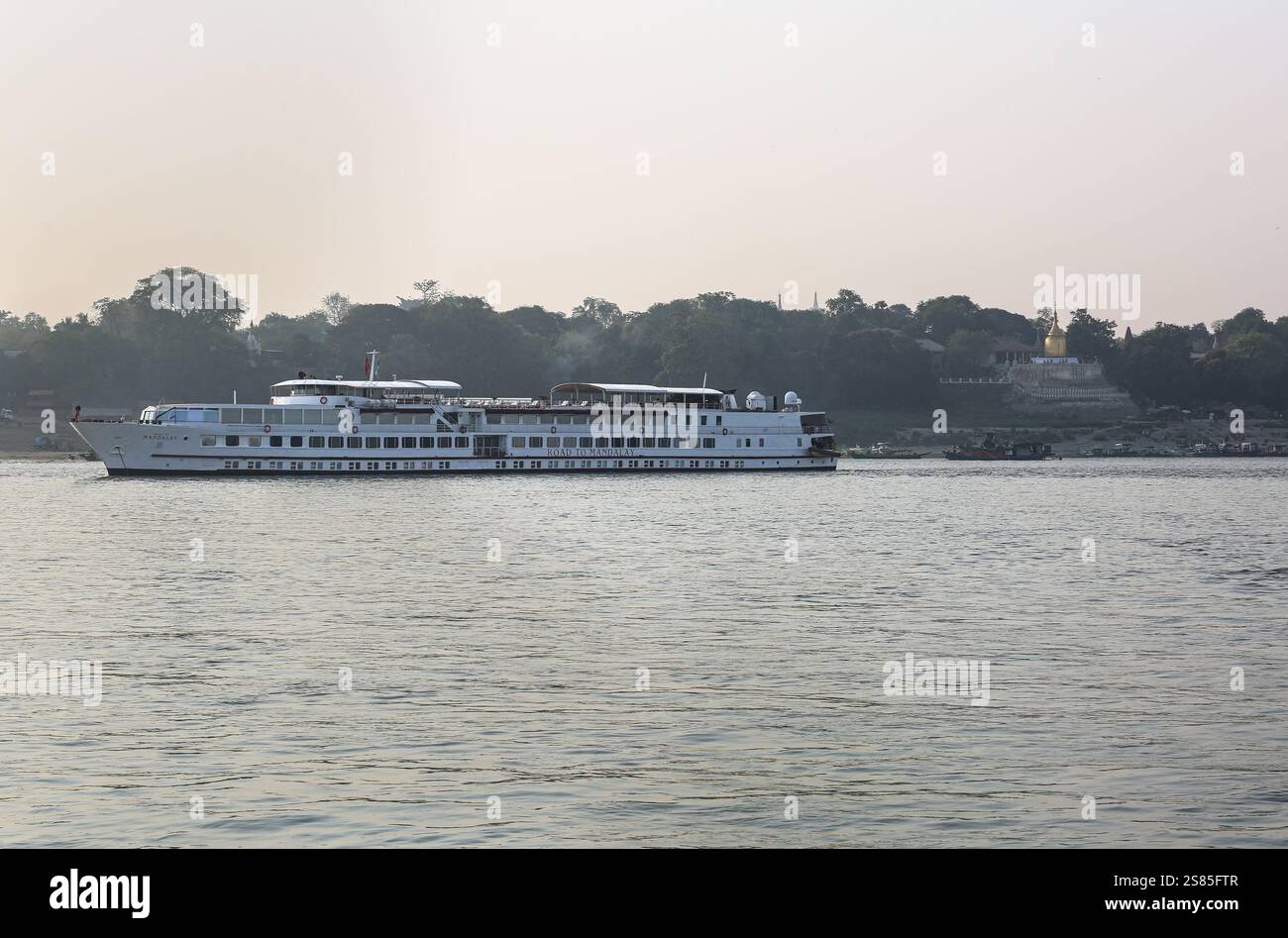 Das Flusskreuzschiff BELMOND ROAD NACH MANDALAY (LMHV) in Bagan, Myanmar, ist das längste Passagierkreuzschiff auf Irrawaddy als ehemaliger Kreuzer auf dem Rhein (Europa) Stockfoto