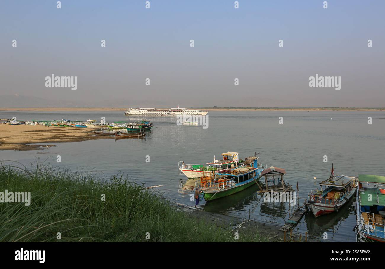 Das Flusskreuzschiff BELMOND ROAD NACH MANDALAY (LMHV) in Bagan, Myanmar, ist das längste Passagierkreuzschiff auf Irrawaddy als ehemaliger Kreuzer auf dem Rhein (Europa) Stockfoto