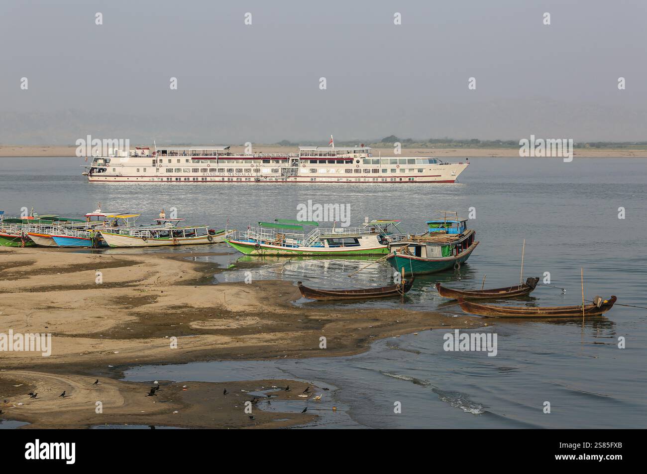 Das Flusskreuzschiff BELMOND ROAD NACH MANDALAY (LMHV) in Bagan, Myanmar, ist das längste Passagierkreuzschiff auf Irrawaddy als ehemaliger Kreuzer auf dem Rhein (Europa) Stockfoto