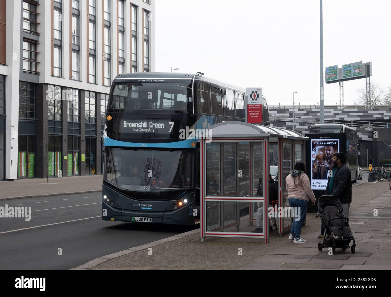 National Express Coventry Elektrobus, Fairfax Street Bushaltestelle, Coventry Stadtzentrum, Großbritannien Stockfoto