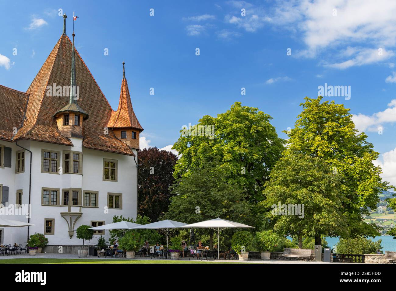 Café auf dem Gelände von Schloss Spiez, Spiez, Kanton Bern, Schweiz Stockfoto