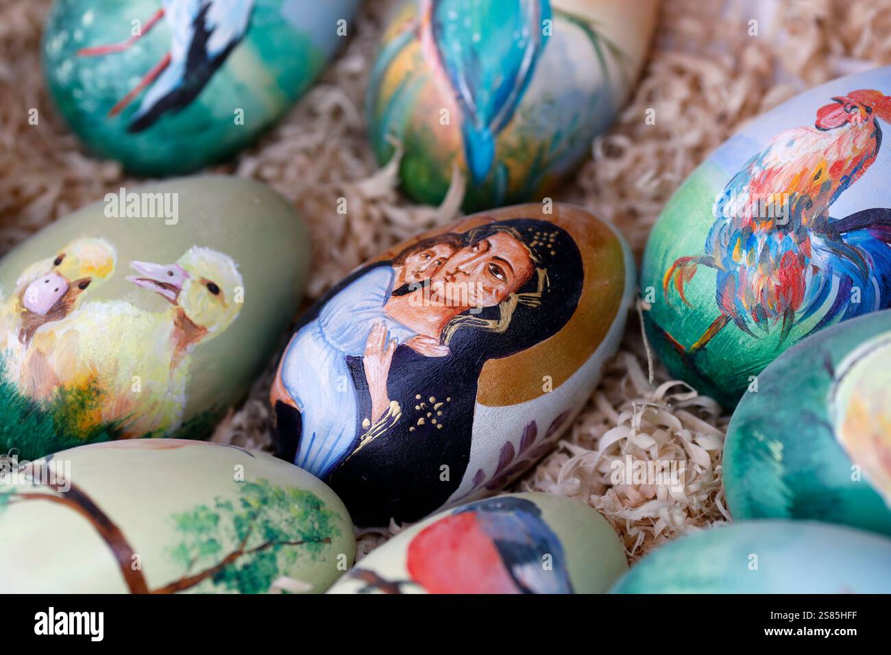 Farbenfrohe und bemalte Ostereier auf dem traditionellen Ostermarkt in Wien, Österreich Stockfoto