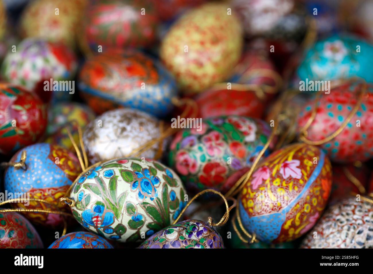 Farbenfrohe und bemalte Ostereier auf dem traditionellen Ostermarkt in Wien, Österreich Stockfoto