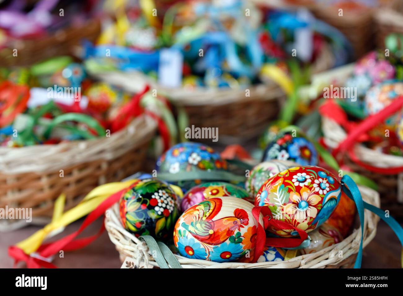 Farbenfrohe und bemalte Ostereier auf dem traditionellen Ostermarkt in Wien, Österreich Stockfoto