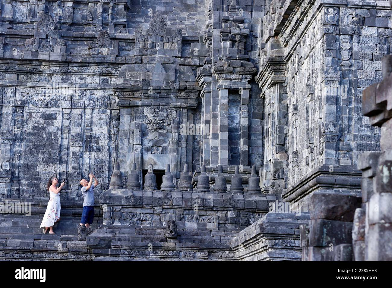 Prambanan, Hindu-Tempel aus dem 9. Jahrhundert, Besucher, die Fotos mit dem Smartphone machen, UNESCO, Java, Indonesien Stockfoto
