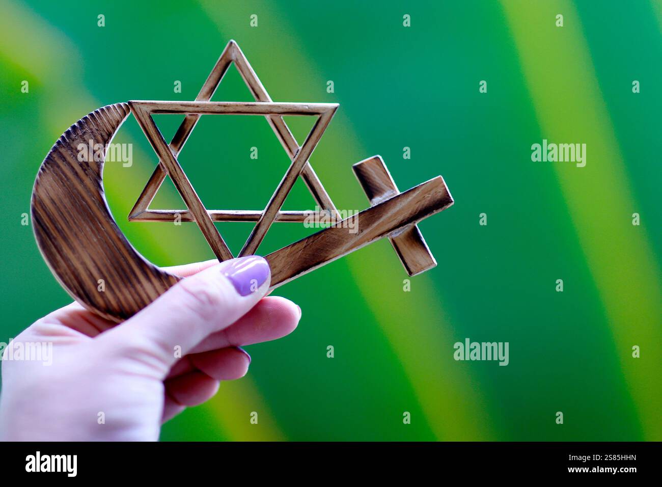 Religiöse Symbole des interreligiösen Dialogkonzepts, jüdischer Davidstern, muslimischer Halbmond, christliches Kreuz, Indonesien Stockfoto