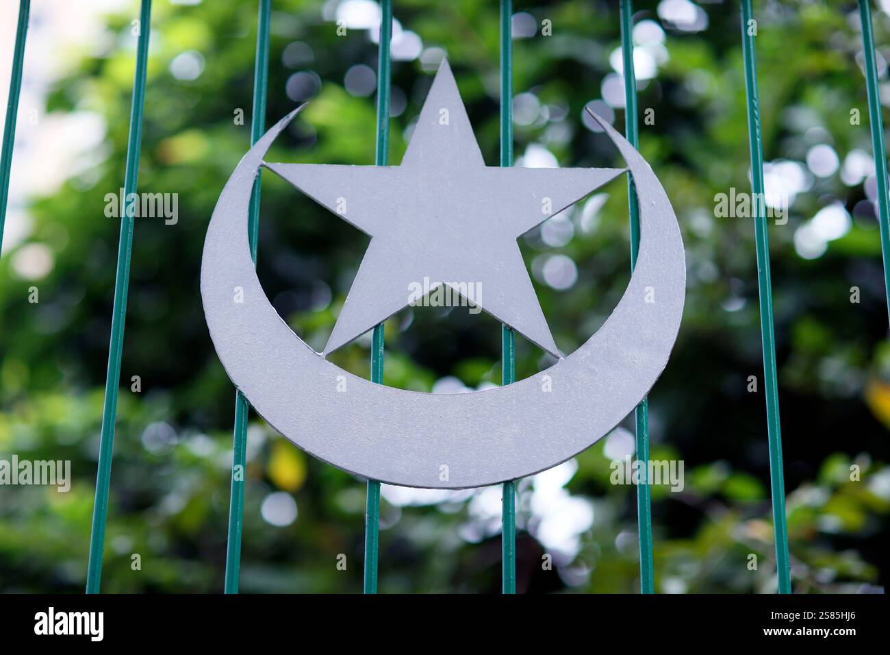 Stern und Halbmond, Symbol des Islam auf einem Geländer der Moschee, Ho Chi Minh City, Vietnam Stockfoto