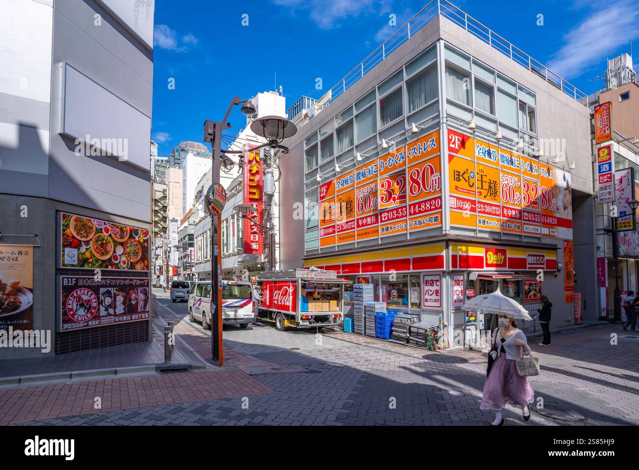 Blick auf farbenfrohe Geschäfte im Akasaka-Viertel Minato, Minato City, Tokio, Honshu, Japan Stockfoto