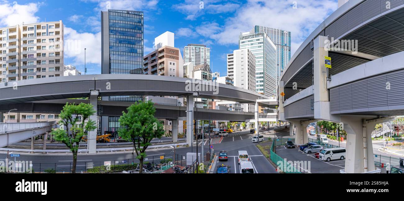 Blick auf die Straßenkreuzung und die Hochhäuser in Minato City, Roppongi, 3 Chome ? 1 District, Tokio, Honshu, Japan Stockfoto