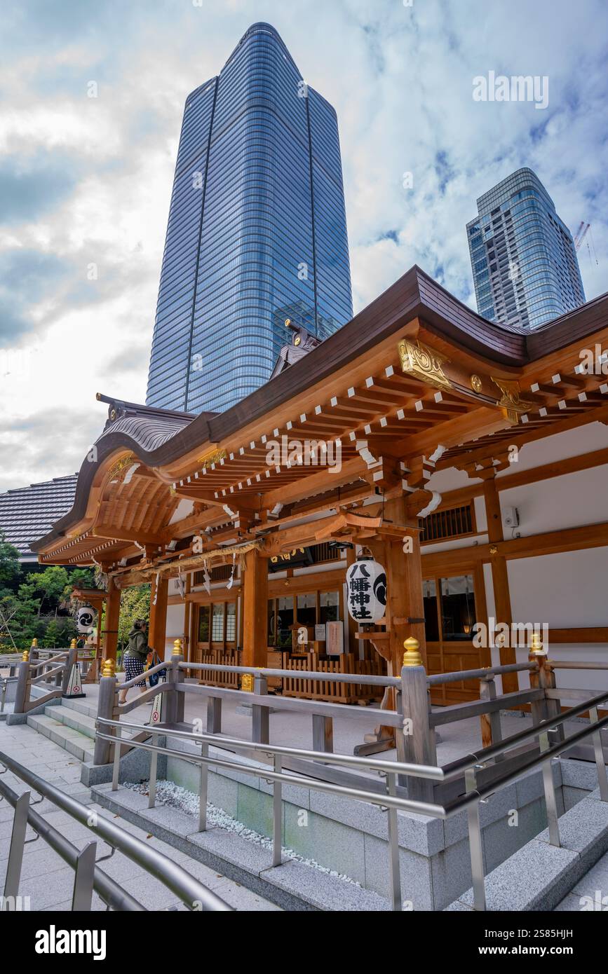 Blick auf den Nishikubo Hachiman Shinto-Schrein und die Hochhäuser, 5 Chome, Toranomon, Minato City, Tokio, Honshu, Japan Stockfoto