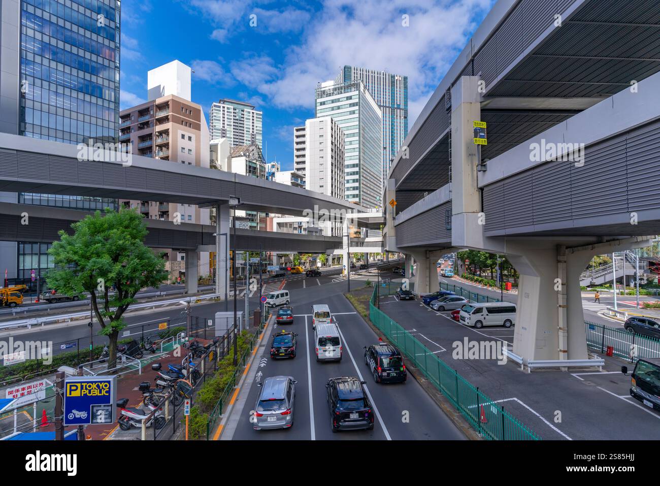 Blick auf die Straßenkreuzung und die Hochhäuser in Minato City, Roppongi, 3 Chome ? 1 District, Tokio, Honshu, Japan Stockfoto