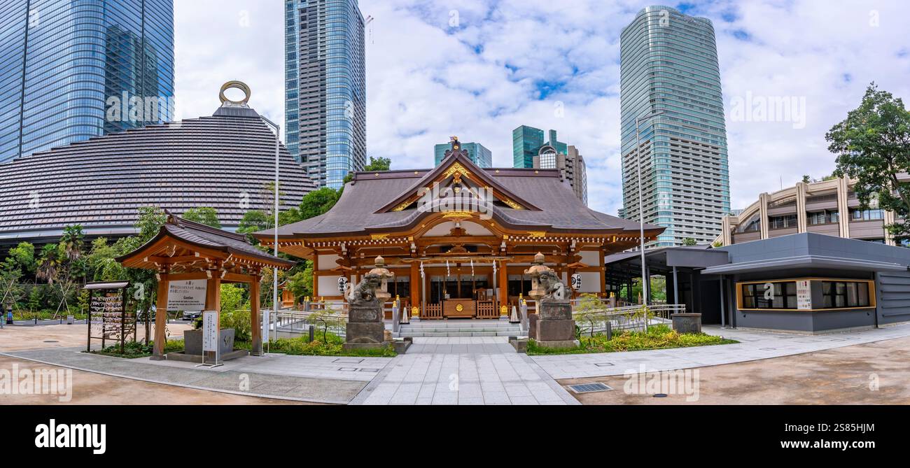 Blick auf den Nishikubo Hachiman Shinto-Schrein und die Hochhäuser, 5 Chome, Toranomon, Minato City, Tokio, Honshu, Japan Stockfoto