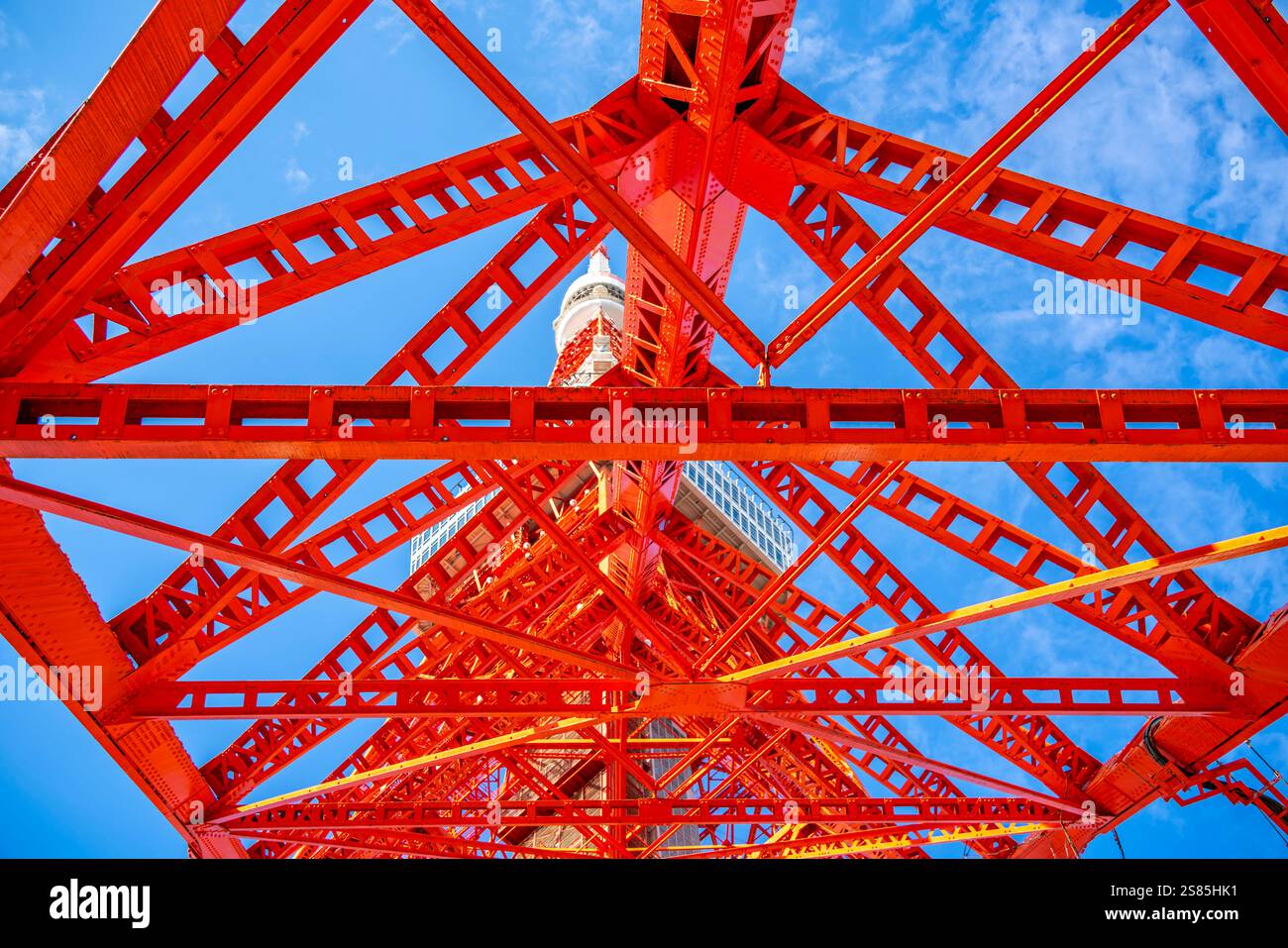 Blick auf den Tokyo Tower von seiner Basis gegen den blauen Himmel, Shibakoen, Minato City, Tokio, Honshu, Japan Stockfoto Blick auf den Tokyo Tower von seiner Basis gegen den blauen Himmel, Shibakoen, Minato City, Tokio, Honshu, Japan Stockfoto