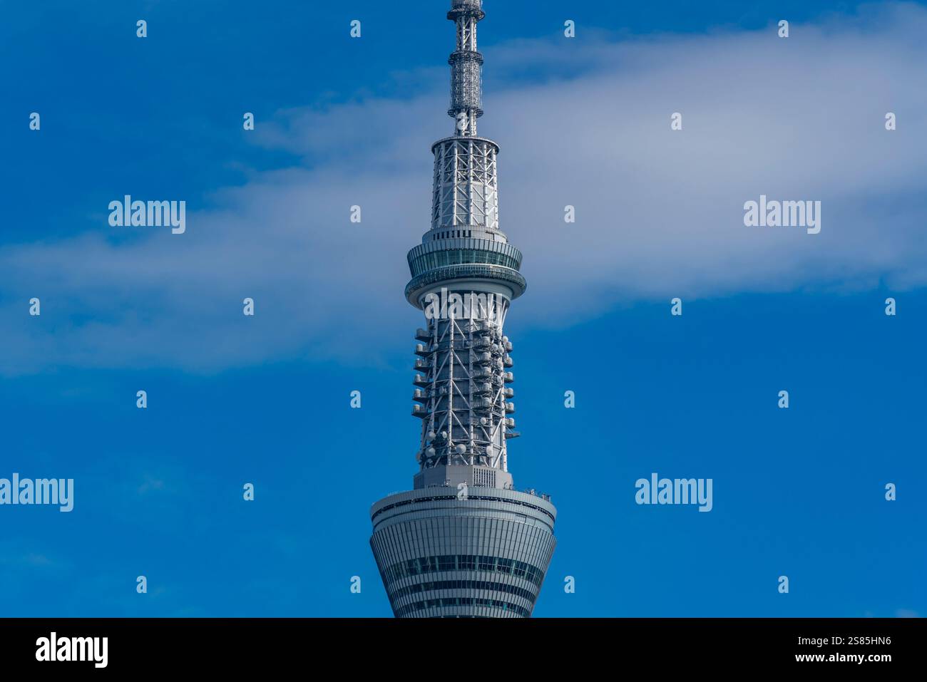 Blick auf den Skytree von Tokio vor blauem Himmel, Asakusa, Taito City, Tokio, Honshu, Japan Stockfoto Blick auf den Skytree von Tokio vor blauem Himmel, Asakusa, Taito City, Tokio, Honshu, Japan Stockfoto