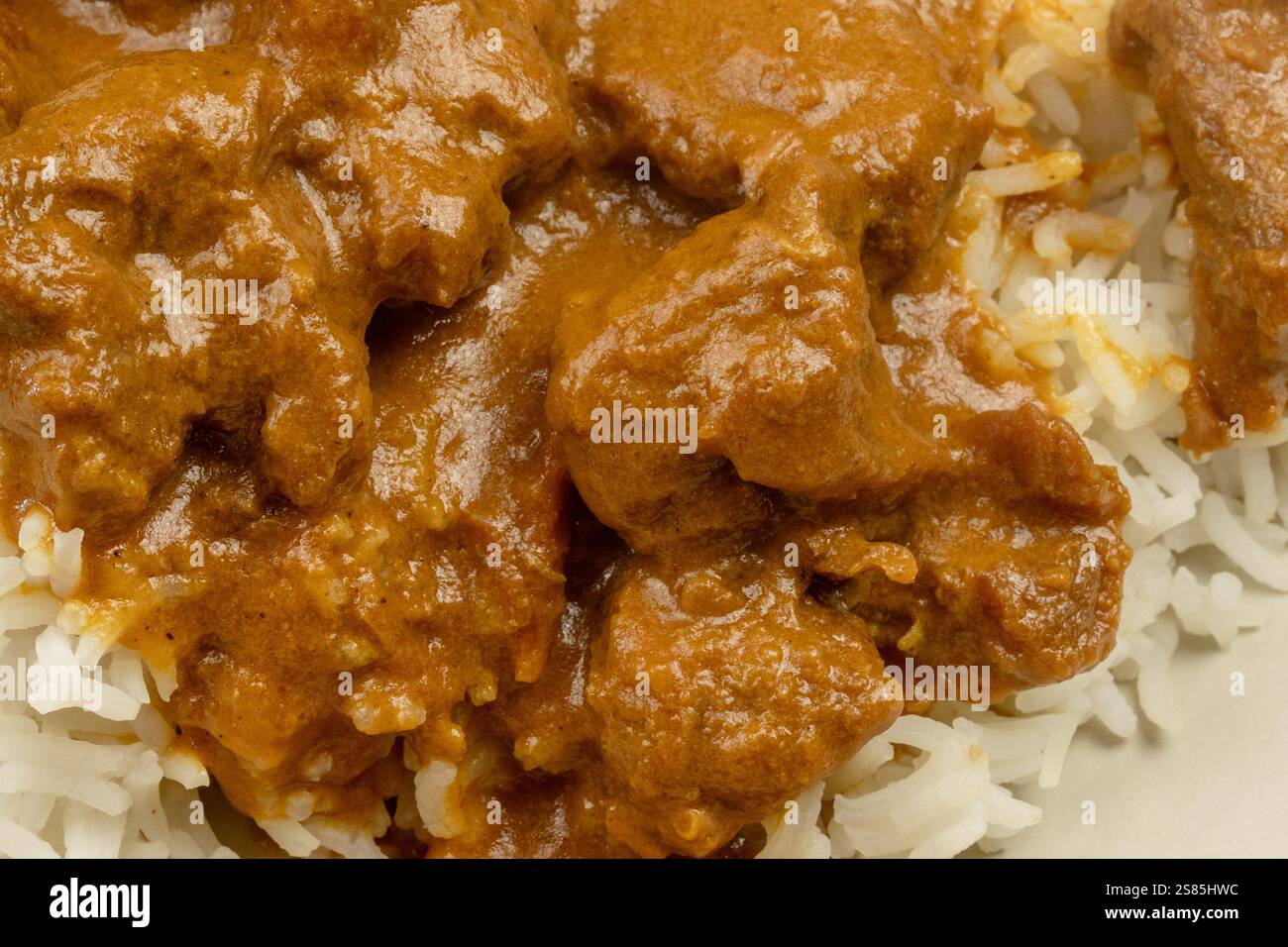 Lammcurry und thailändischer Reis auf einem Teller Stockfoto